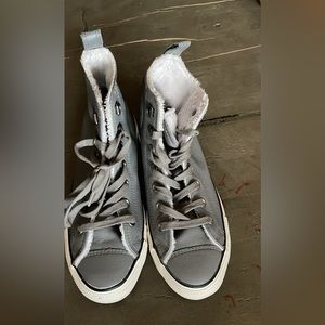 Unisex High Top Converse Size 6 Men’s Size 8 Women’s